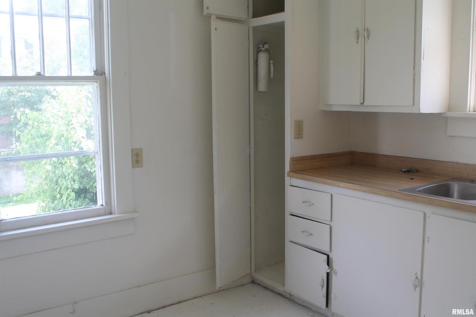505 West Cherry Street Carbondale, IL 62901 - Photo 5 of 6 a view of cabinets and window