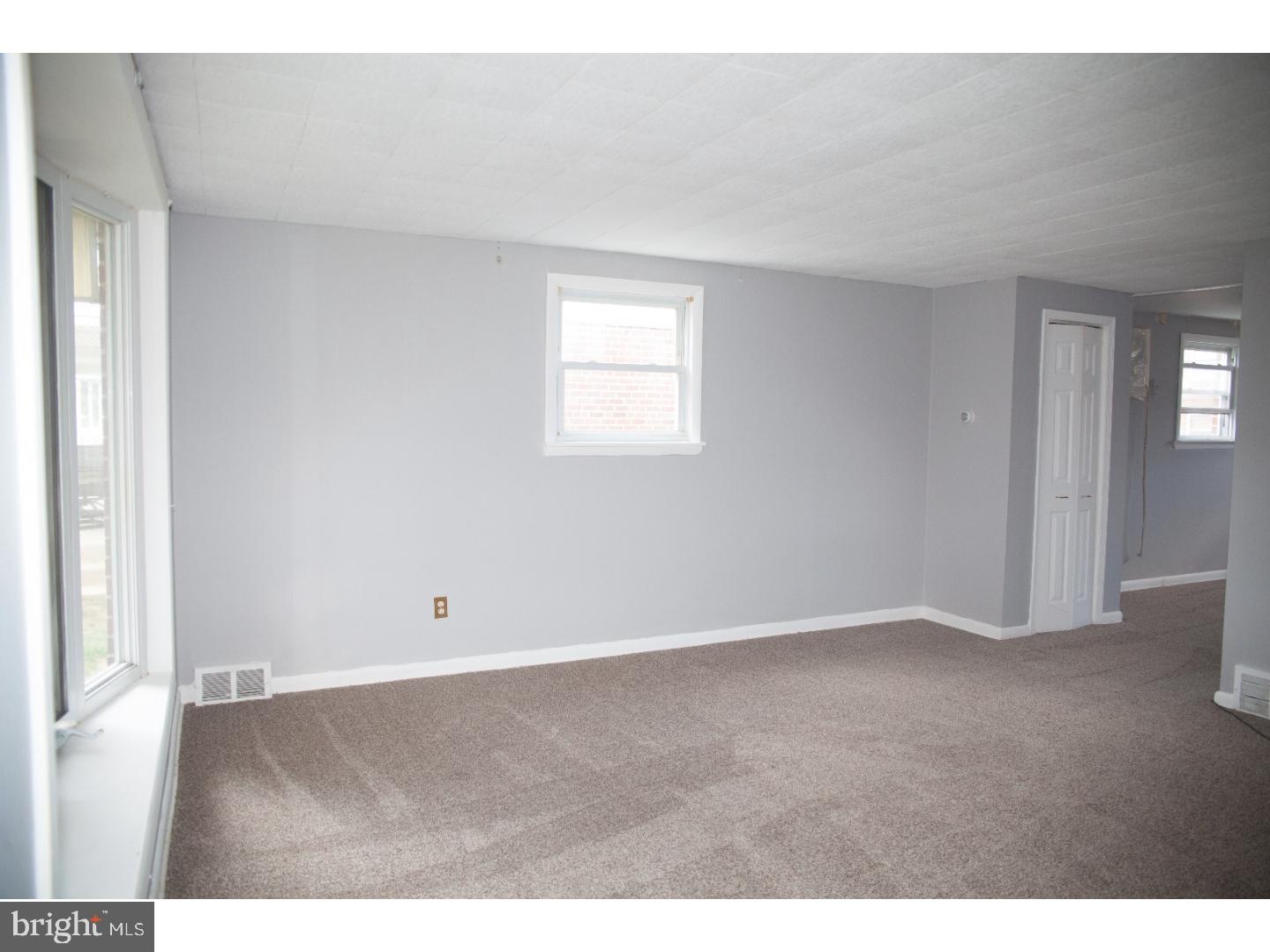 3529 Primrose Road Philadelphia, PA 19114 - Photo 5 of 20 Living Room