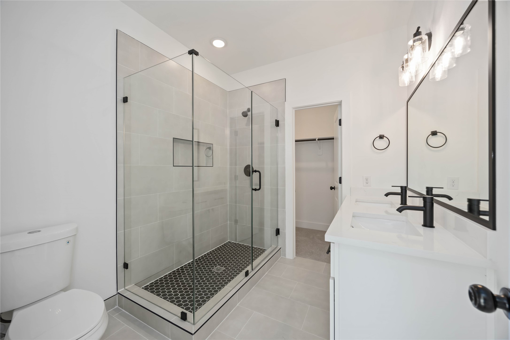 1466 Ferguson Way, Unit B Houston, TX 77088 - Photo 18 of 28 a bathroom with a tub a toilet and a sink