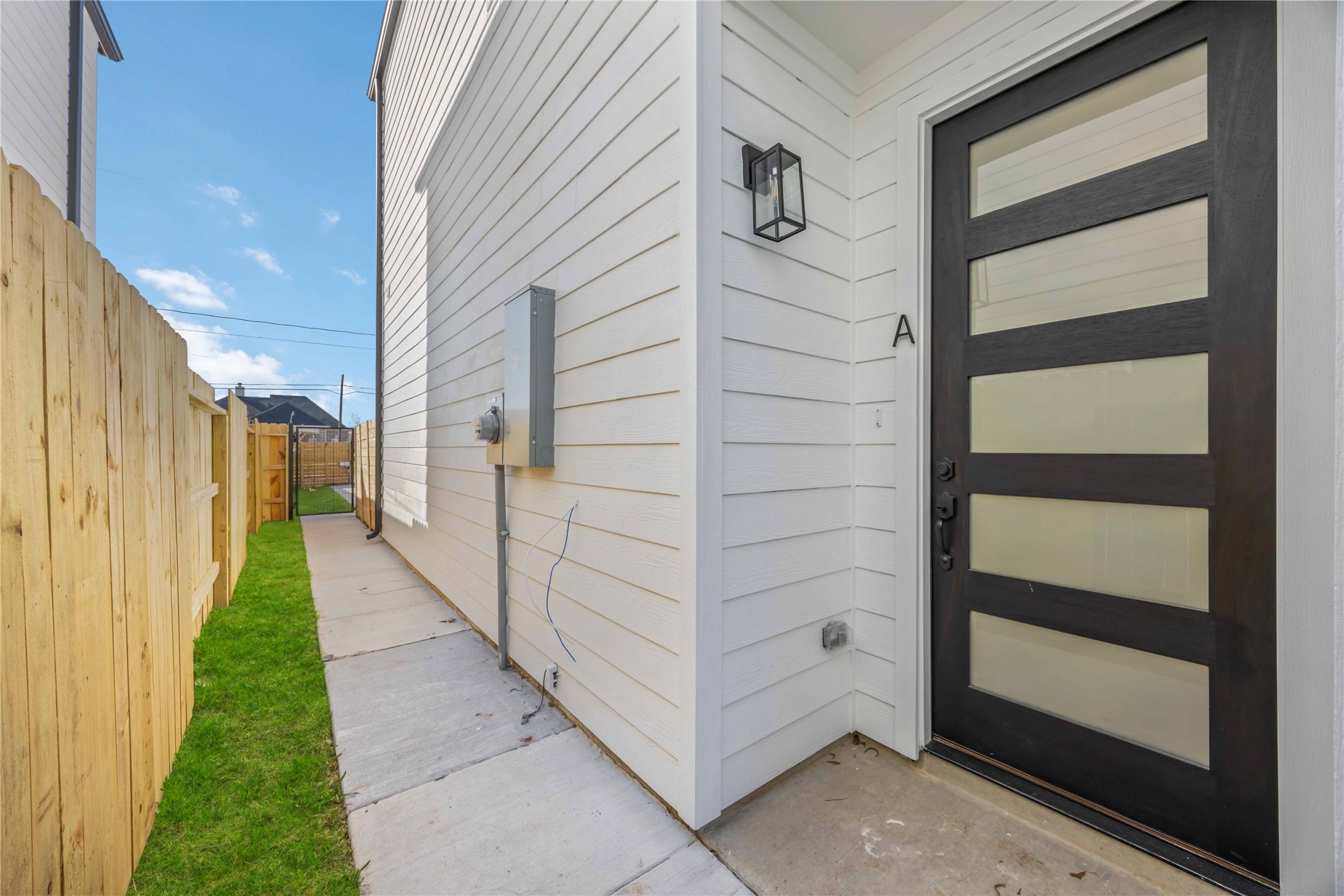 1466 Ferguson Way, Unit B Houston, TX 77088 - Photo 4 of 28 a view of front door
