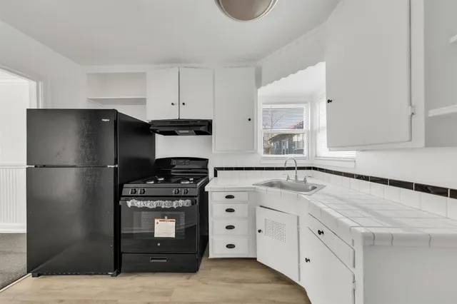 a view of a fountain in front of a building