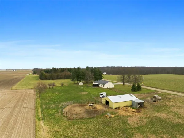 a view of a backyard