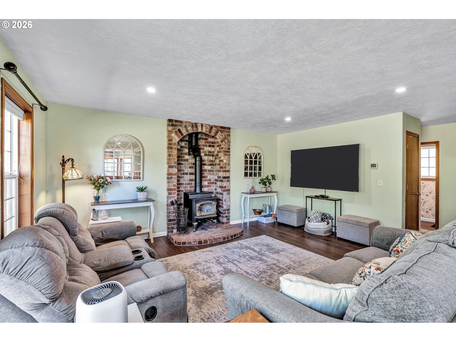 12313 South Groshong Road Molalla, OR 97038 - Photo 5 of 48 a living room with furniture and a flat screen tv