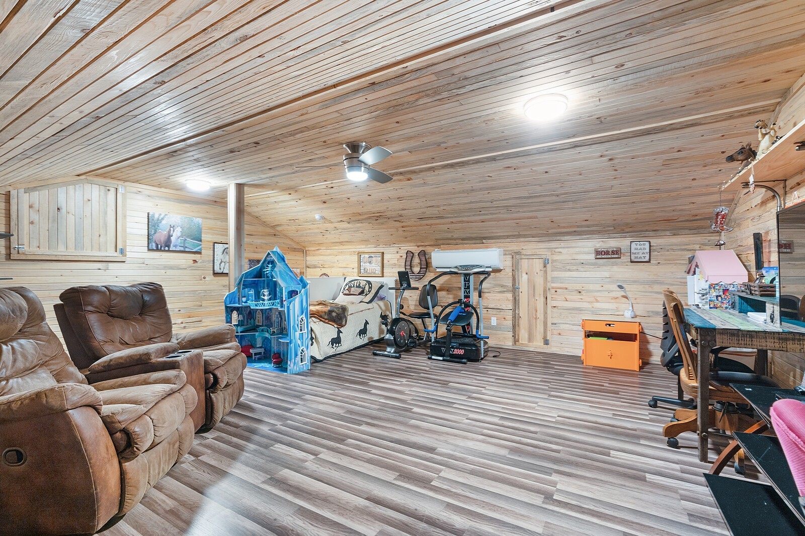 387 Ranch Road Portland, TN 37148 - Photo 34 of 39 a view of a garage with furniture
