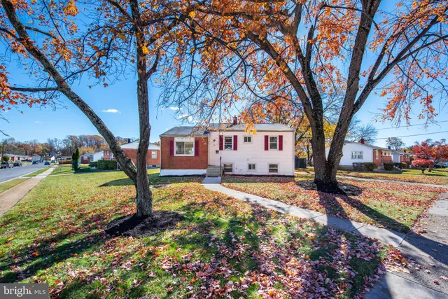 a view of a house with a yard