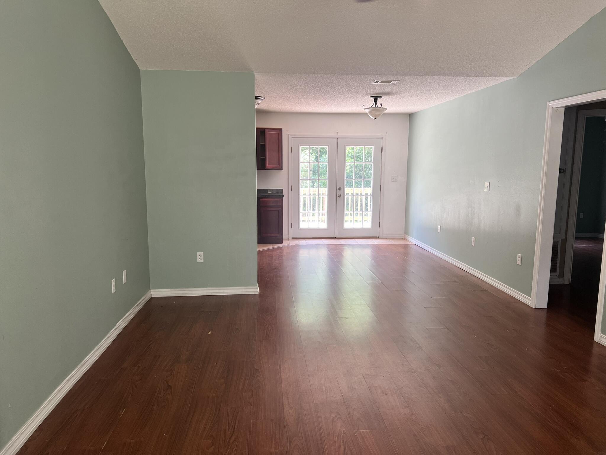 301 Lakeview Drive Crestview, FL 32536 - Photo 3 of 16 IMG_3130