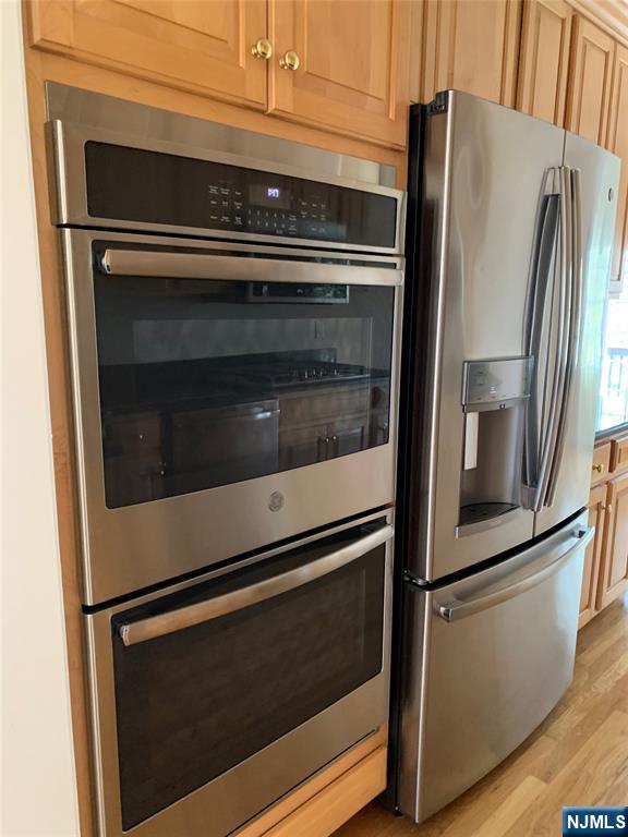 166 Stonegate Trail Cresskill, NJ 07626 - Photo 5 of 28 a stove top oven sitting inside of a kitchen