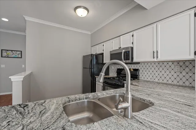 $299,900 | 1441 Walnut Hill Avenue, St. Charles, IL 60174