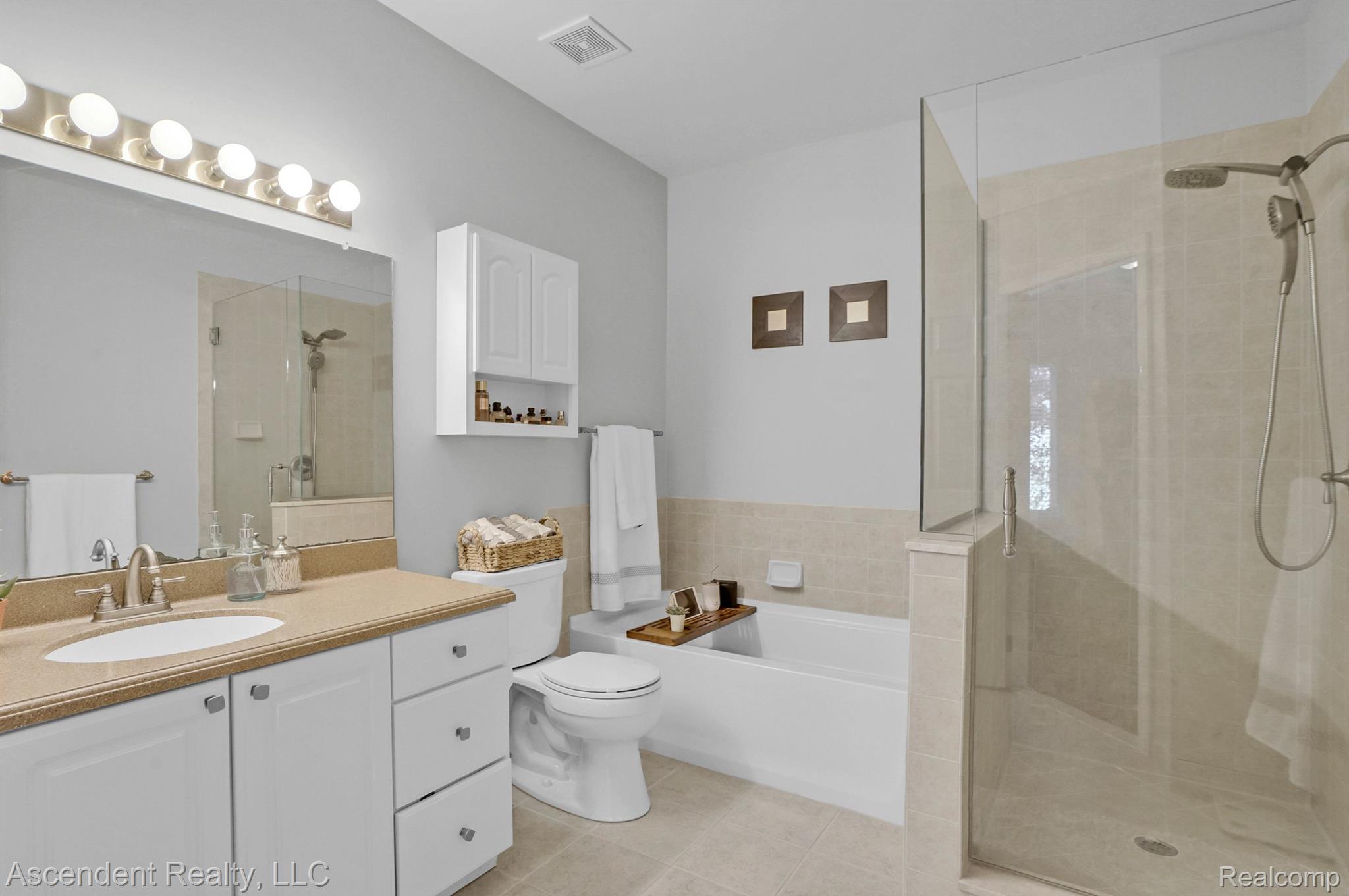 3198 Silverbrook Drive Rochester, MI 48306 - Photo 16 of 38 Primary bathroom