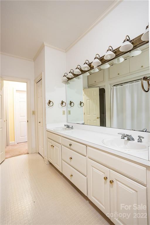 200 Hunt Trace, Unit B Camden, SC 29020 - Photo 20 of 40 a spacious bathroom with double sink and a mirror