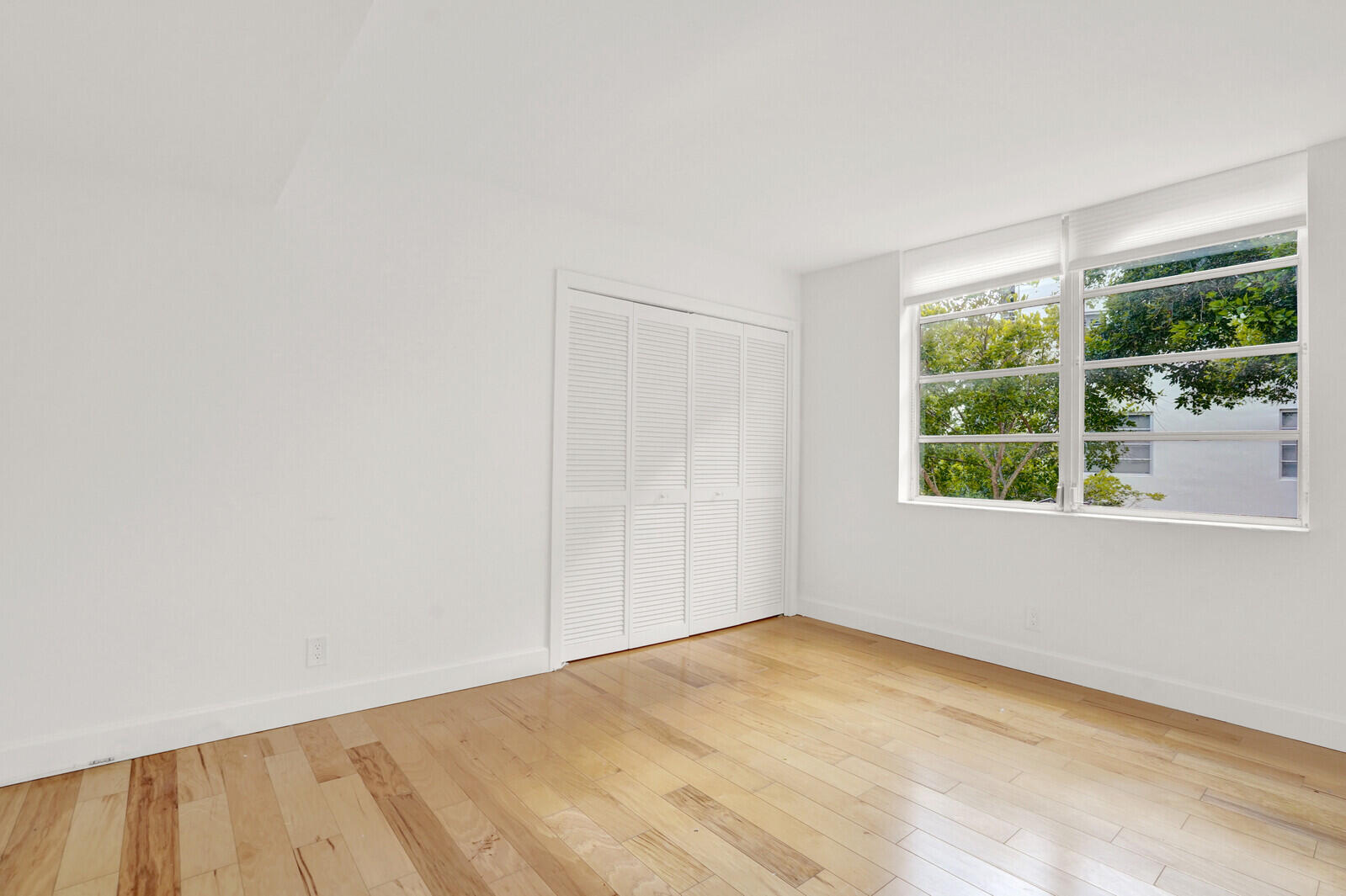 804 Cypress Boulevard, Unit 301 Pompano Beach, FL 33069 - Photo 21 of 34 an empty room with a window