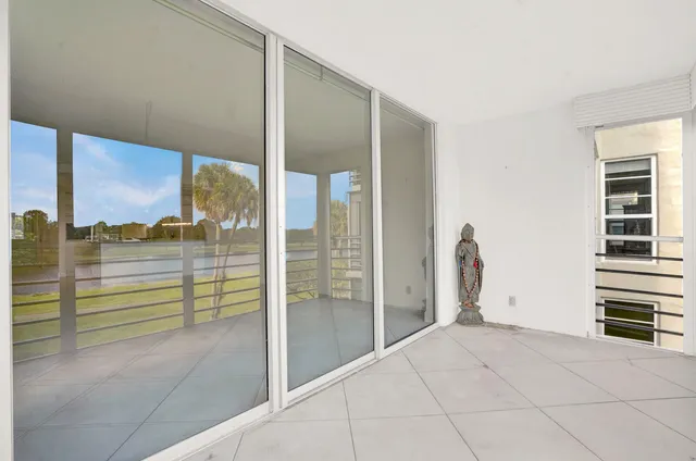 a view of livingroom with furniture