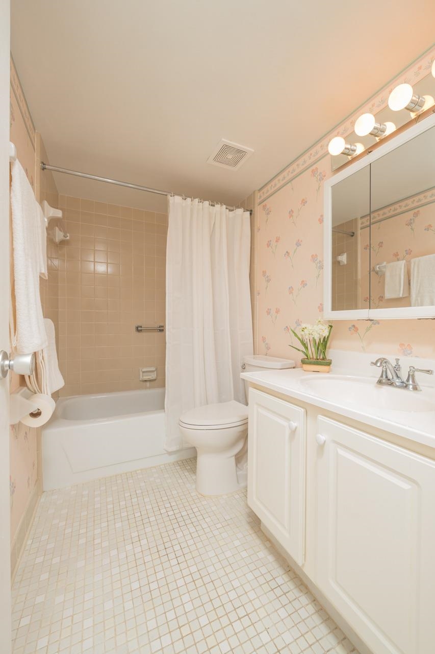 21 Dondanville Road, Unit 2 St. Augustine, FL 32080 - Photo 23 of 40 a bathroom with a sink a toilet and a bathtub