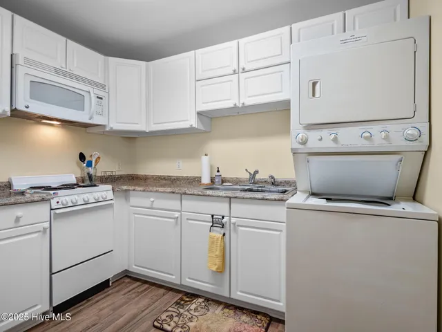 $975,000 | 113 Doe Drive, Emerald Isle, NC 28594