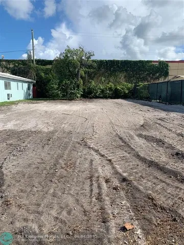 a view of an outdoor space and a yard