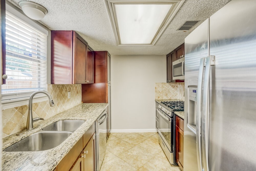 11830 Perry Road Houston, TX 77064 - Photo 9 of 17 Gallery Image 9