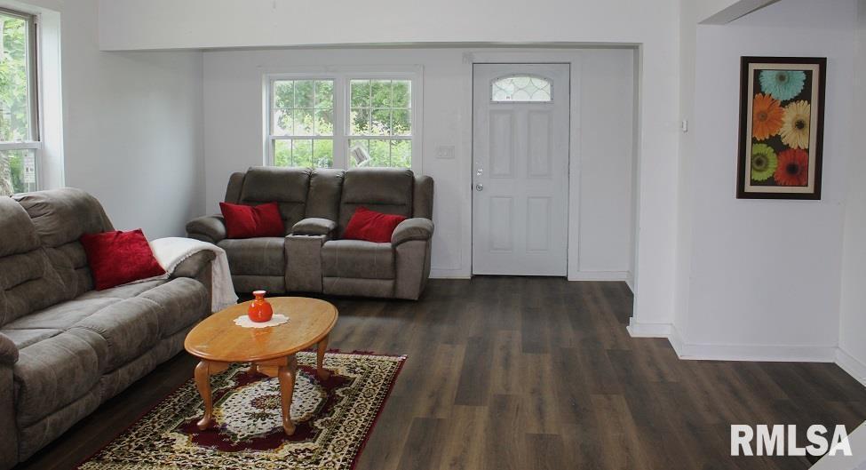 632 East 9th Street Kewanee, IL 61443 - Photo 18 of 36 a living room with furniture and a window
