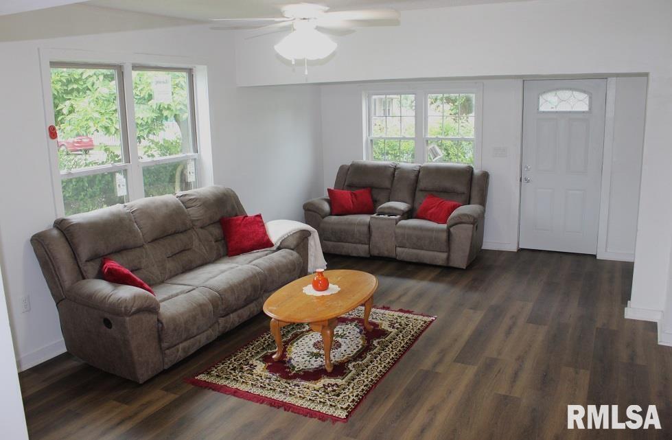 632 East 9th Street Kewanee, IL 61443 - Photo 19 of 36 a living room with furniture and a window