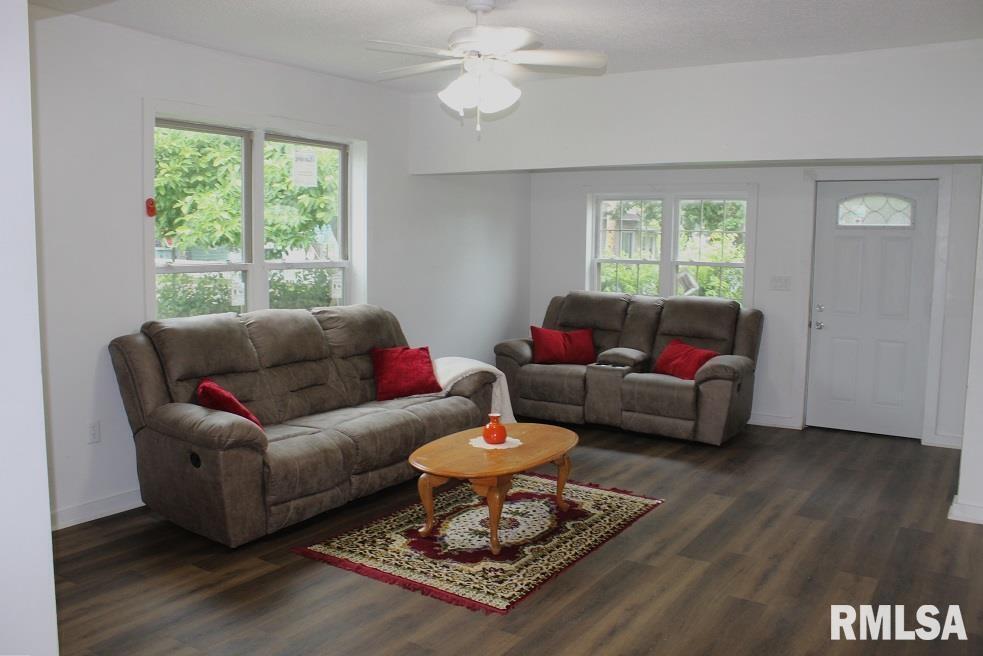 632 East 9th Street Kewanee, IL 61443 - Photo 20 of 36 a living room with furniture and a window