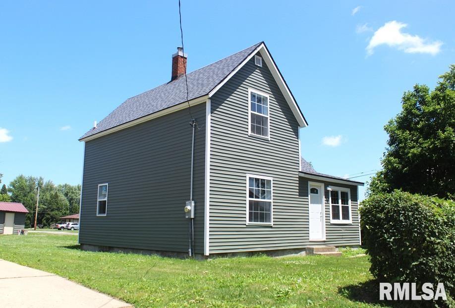 632 East 9th Street Kewanee, IL 61443 - Photo 2 of 36 a front view of a house with a yard
