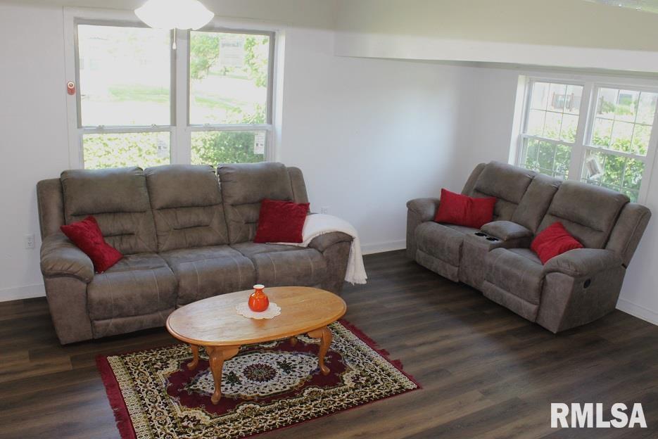 632 East 9th Street Kewanee, IL 61443 - Photo 21 of 36 a living room with furniture and a rug