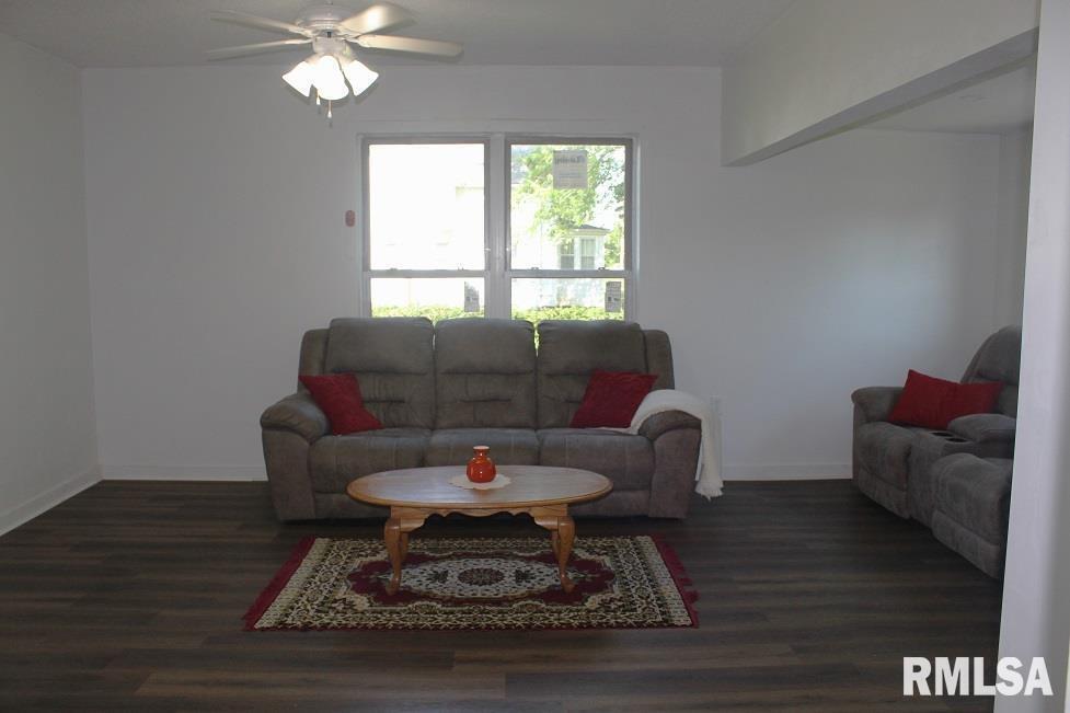 632 East 9th Street Kewanee, IL 61443 - Photo 22 of 36 a living room with furniture and a window