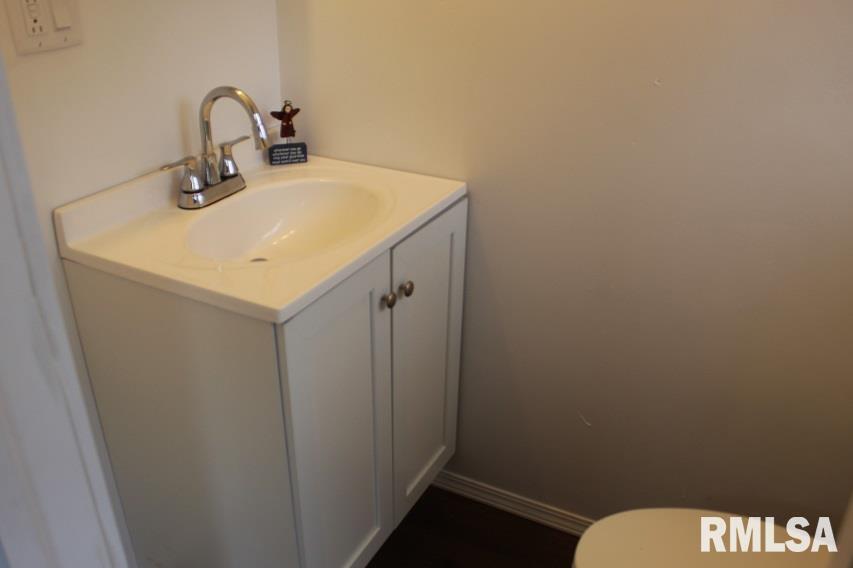 632 East 9th Street Kewanee, IL 61443 - Photo 28 of 36 a bathroom with a sink and mirror