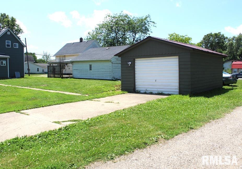 632 East 9th Street Kewanee, IL 61443 - Photo 4 of 36 a front view of house with backyard and green space