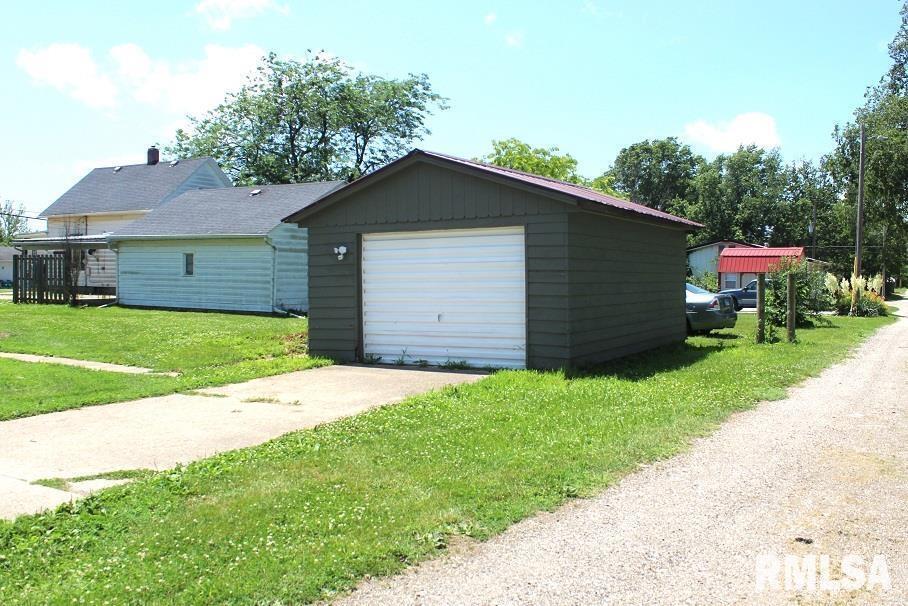 632 East 9th Street Kewanee, IL 61443 - Photo 5 of 36 a backyard of a house with plants and large tree