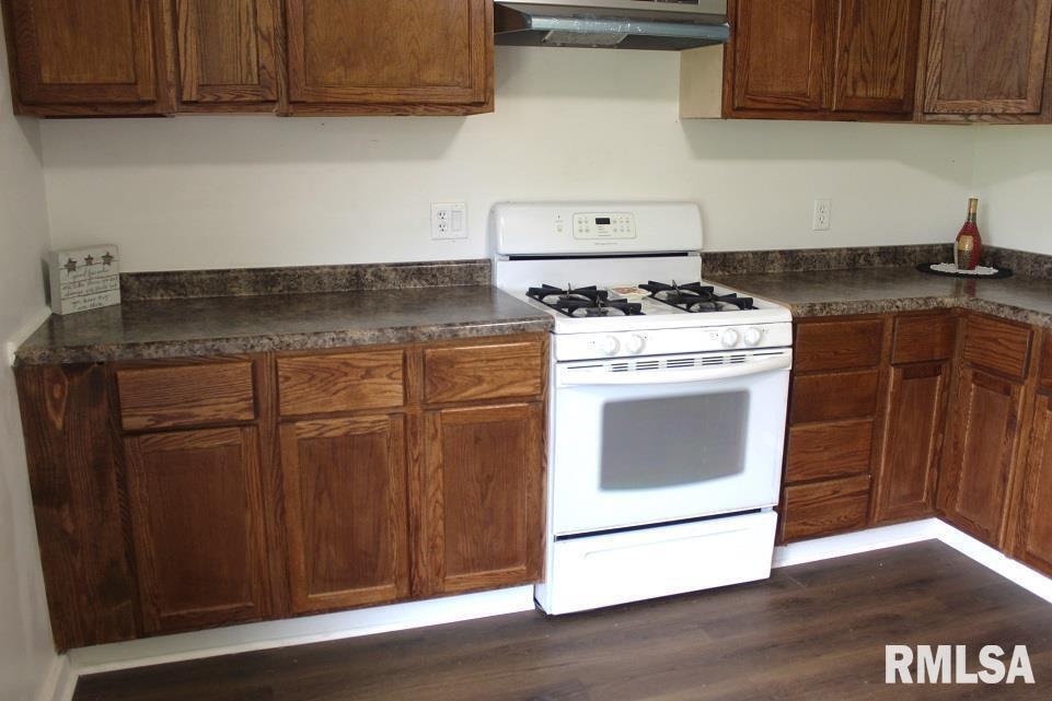632 East 9th Street Kewanee, IL 61443 - Photo 9 of 36 a stove top oven sitting inside of a kitchen