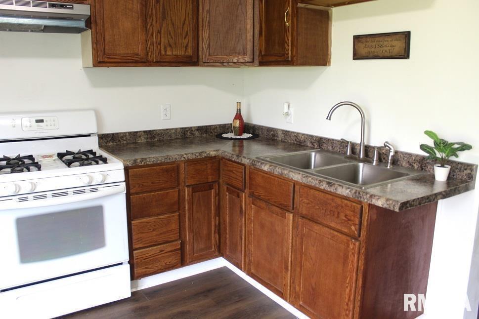 632 East 9th Street Kewanee, IL 61443 - Photo 10 of 36 a kitchen with granite countertop a sink stove and cabinets