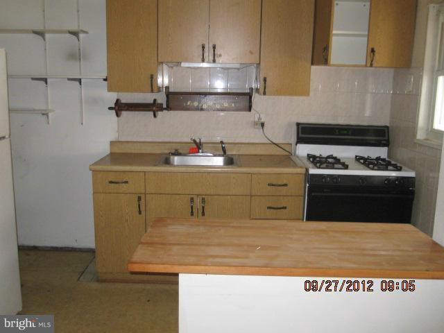 1962 Inverton Road Baltimore, MD 21222 - Photo 4 of 11 Kitchen