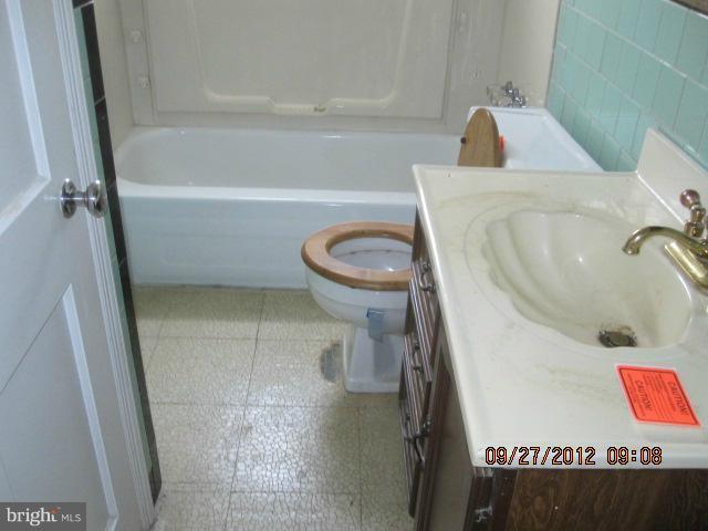 1962 Inverton Road Baltimore, MD 21222 - Photo 10 of 11 Bath