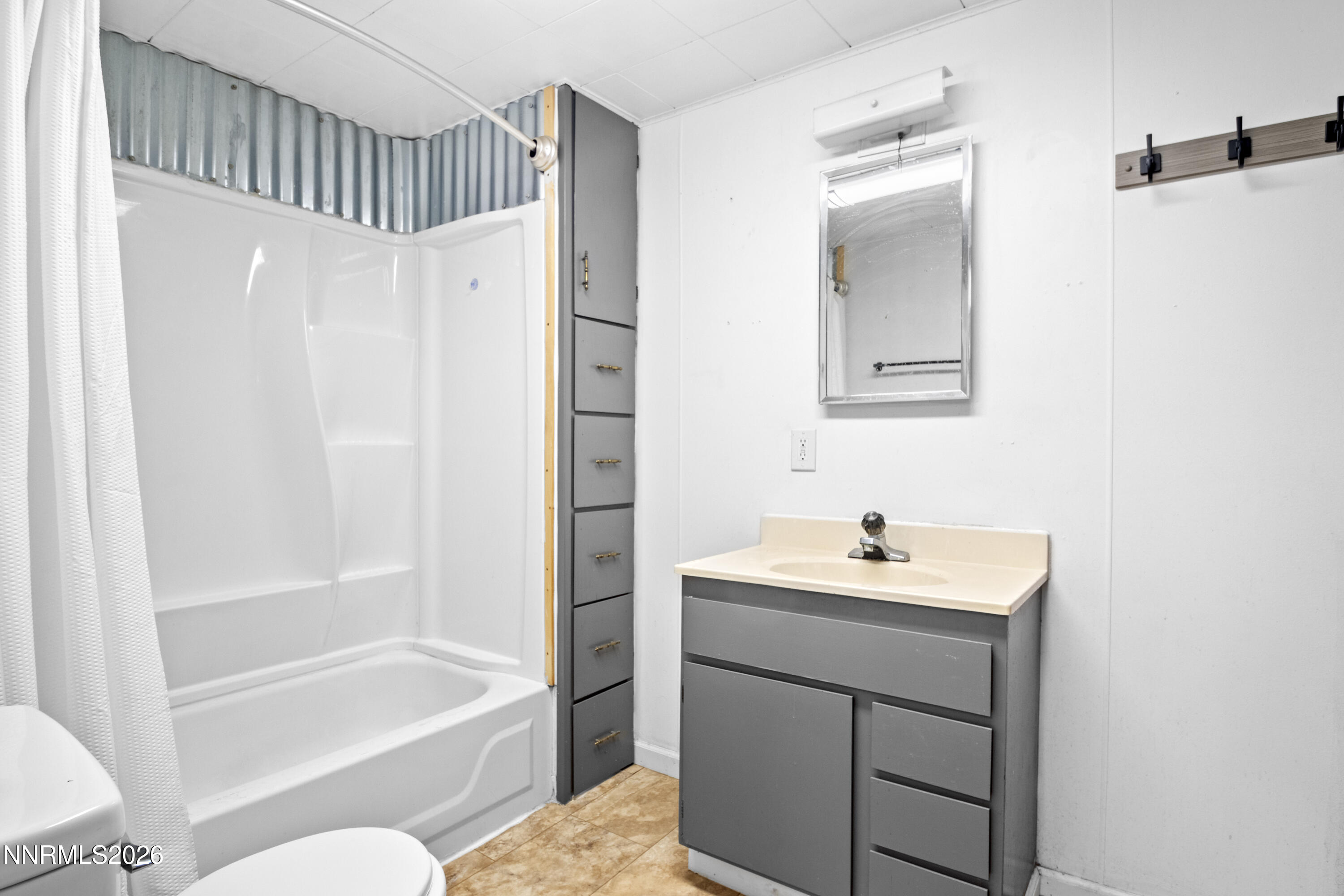 885 I Street Hawthorne, NV 89415 - Photo 11 of 20 a bathroom with a sink mirror toilet and bathtub
