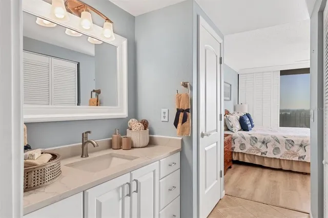 a en suite bathroom with a double vanity sink and mirror
