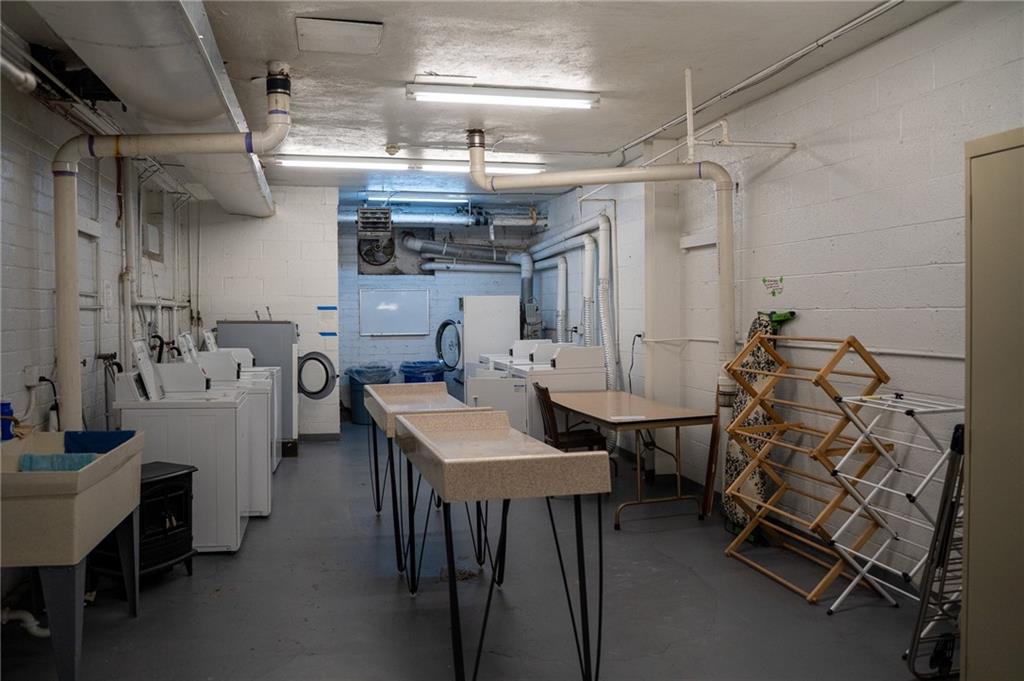 5025 Fifth Avenue, Unit 3F Pittsburgh, PA 15232 - Photo 20 of 22 a kitchen with lots of counter top space