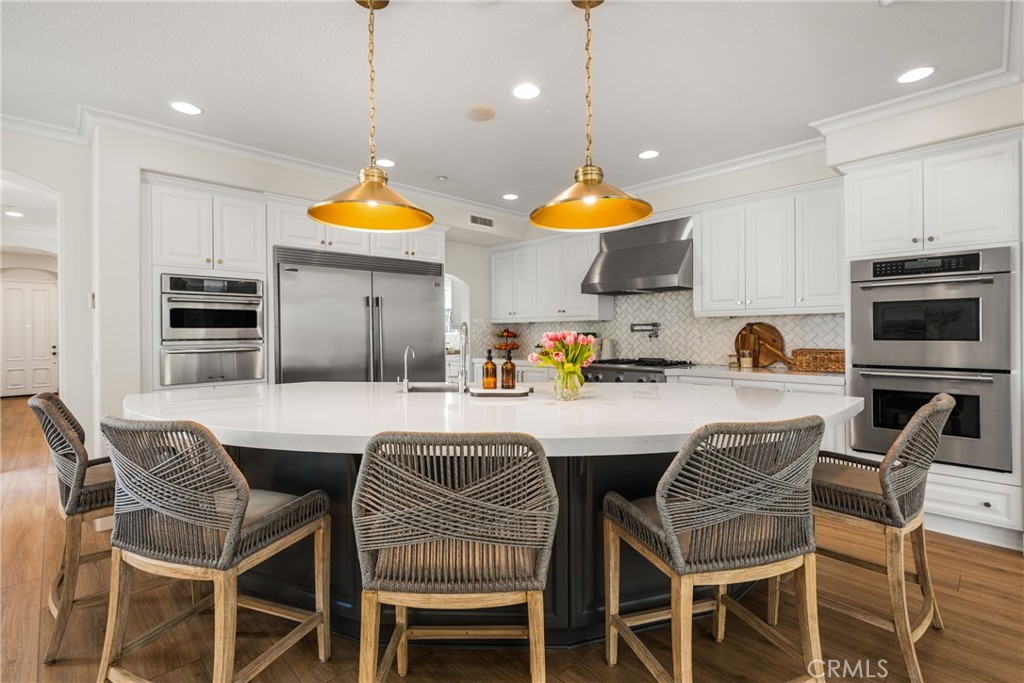 4 Lewiston Court Ladera Ranch, CA 92694 - Photo 6 of 48 a kitchen that has a table and chairs in it