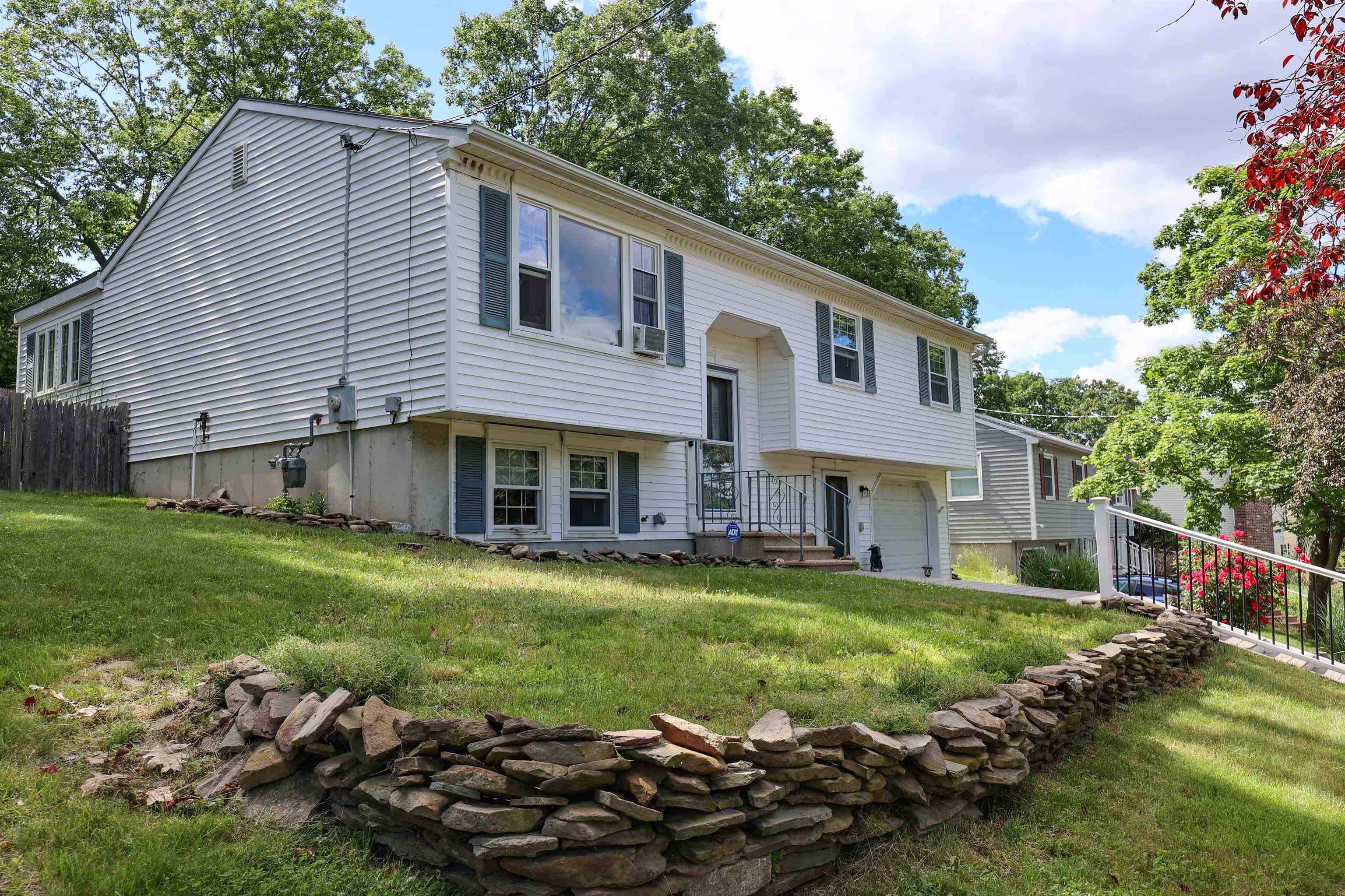 52 Jonathan Lane Manchester, NH 03104 - Photo 2 of 40