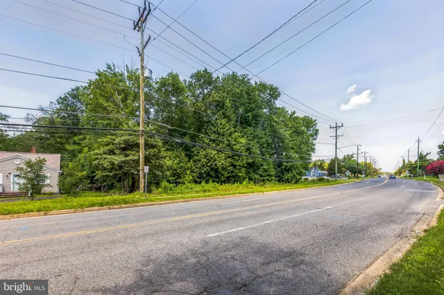 a view of a yard with a house