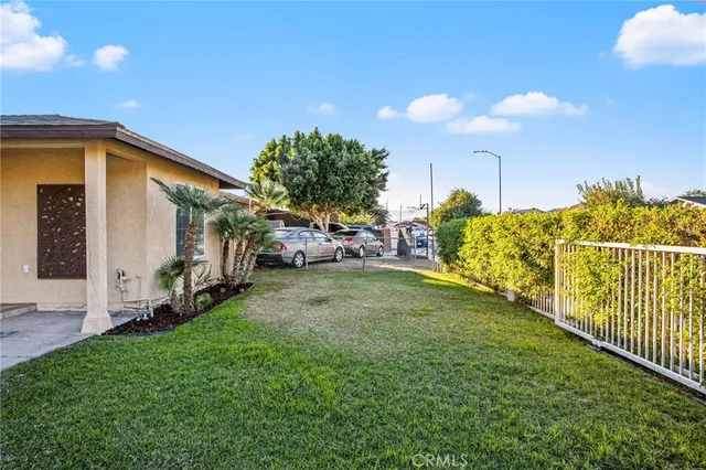 a view of a backyard