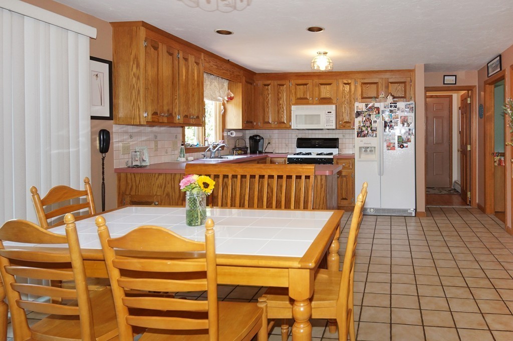 27 Lanthorn Road Northborough, MA 01532 - Photo 8 of 27 Gallery Image 8