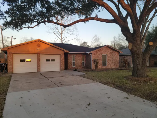 $2,100 | 343 Windsor Square, Alvin, TX 77511