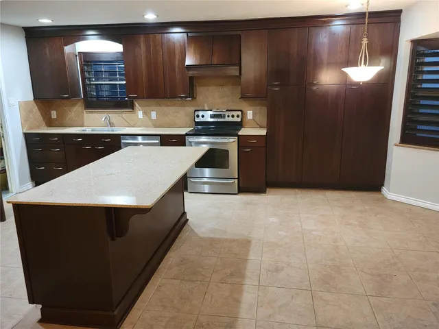 $2,100 | 343 Windsor Square, Alvin, TX 77511