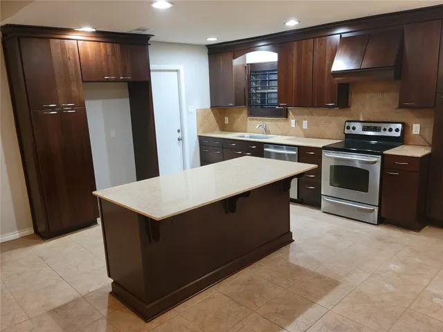 $2,100 | 343 Windsor Square, Alvin, TX 77511