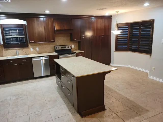 $2,100 | 343 Windsor Square, Alvin, TX 77511