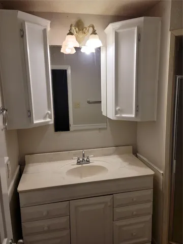 $2,100 | 343 Windsor Square, Alvin, TX 77511