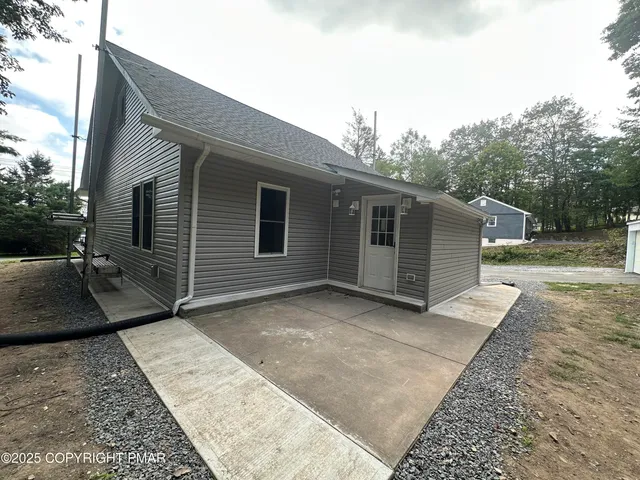 a view of a house with a backyard