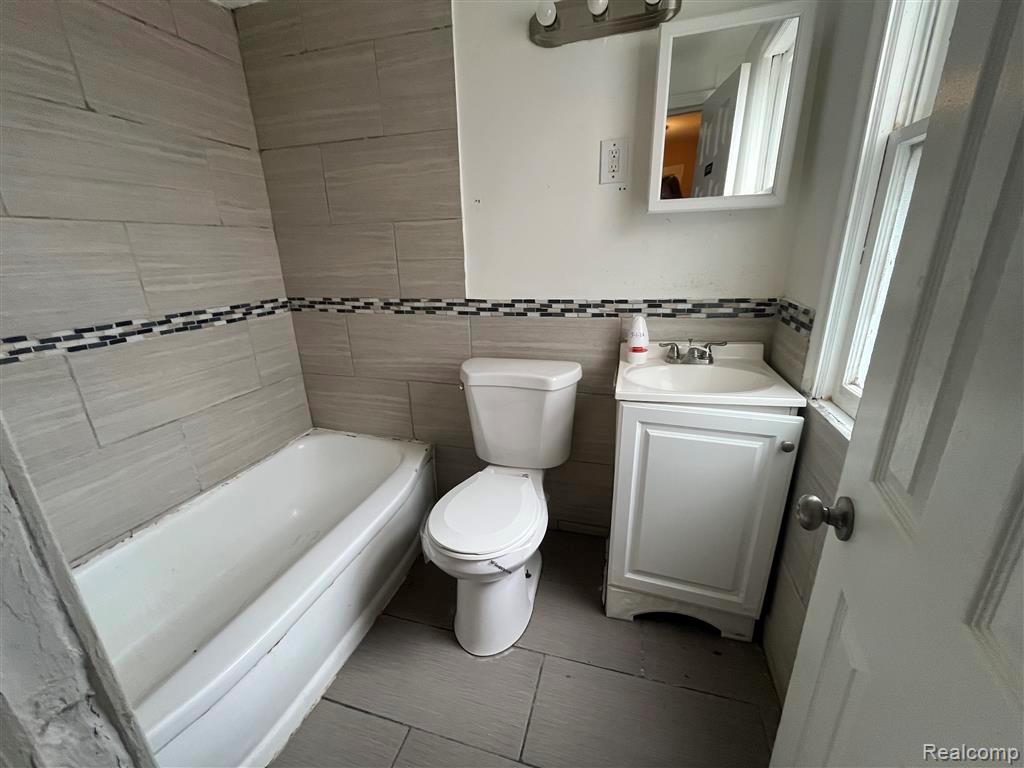 2119 Rome Avenue Warren, MI 48091 - Photo 18 of 31 Bathroom #2