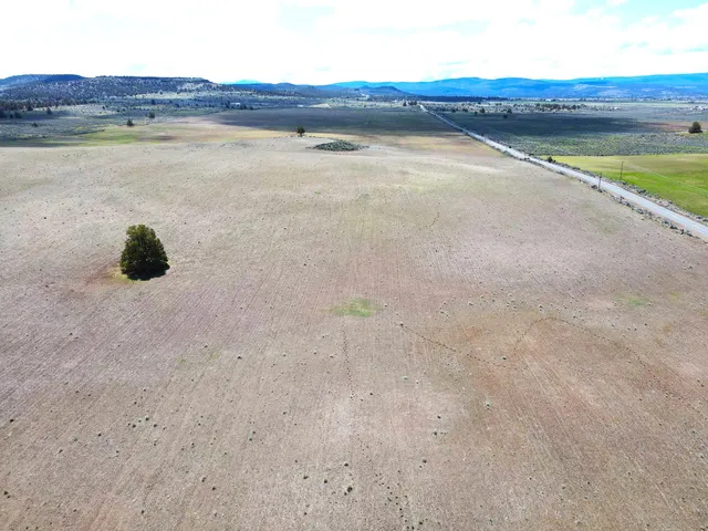 a view of a pathway of a road