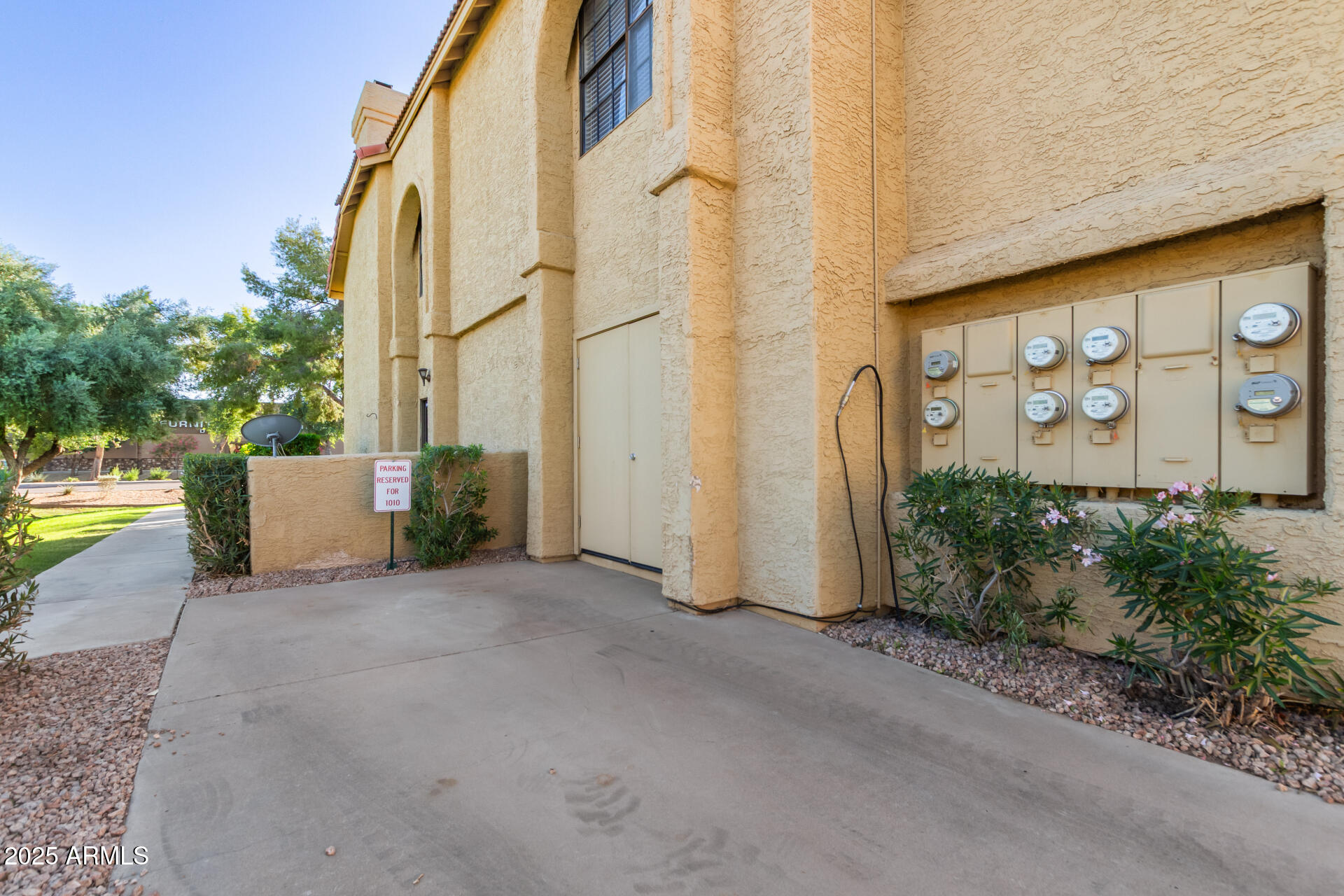 1126 West Elliot Road, Unit 1010 Chandler, AZ 85224 - Photo 23 of 32 a view of a outdoor space